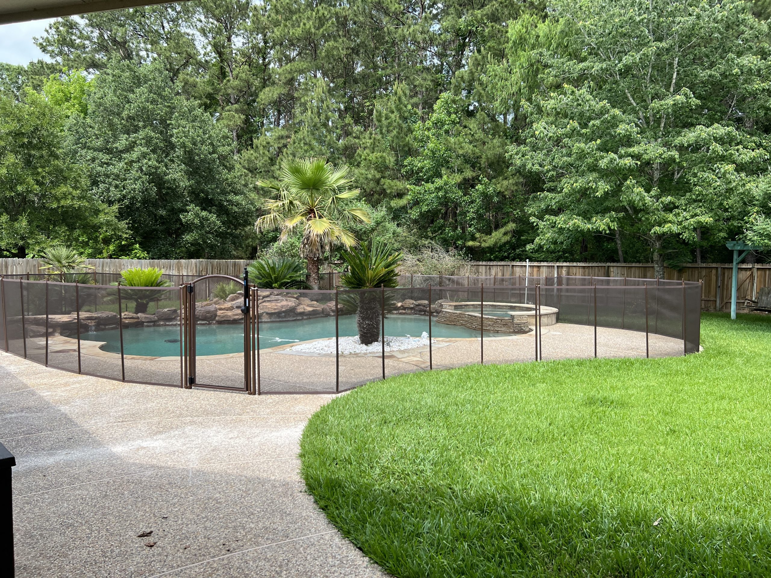 life-saver-mesh-pool-fence-in-copper-vein-installed-woodlands-tx-scaled